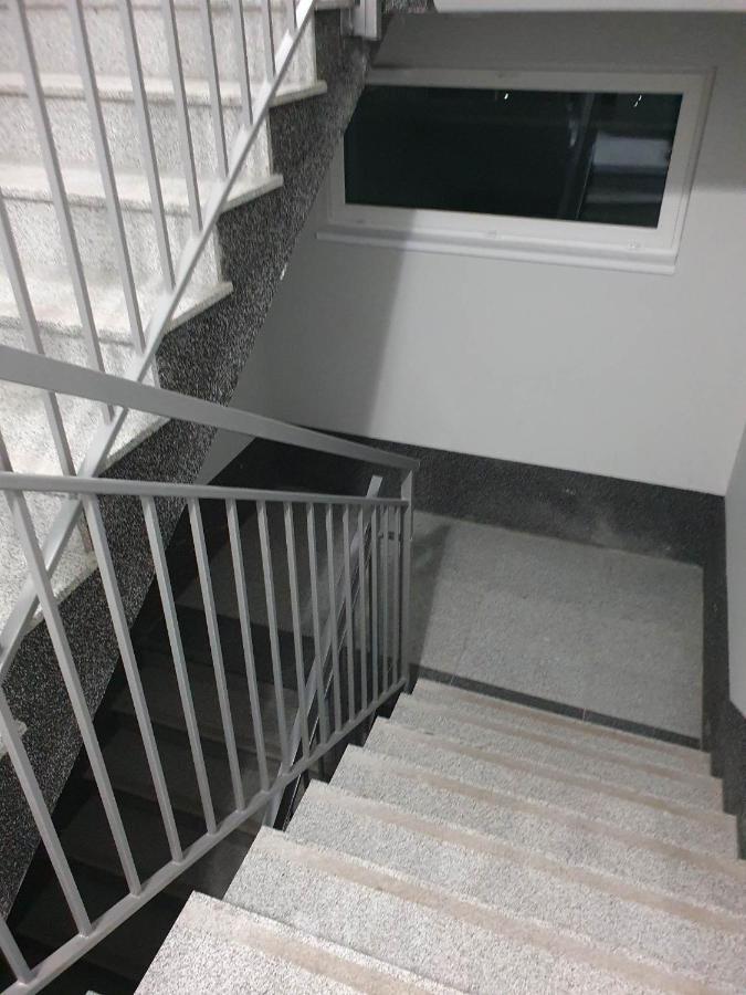 Apartament 3 Pokojowy Lub Pokoj W Mieszkaniu W Nowym Bloku Varšava Exteriér fotografie